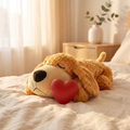 Peluche anti-anxiété chiot Milo Kindlypaw avec cœur battant rou sur lit en lin crèmee